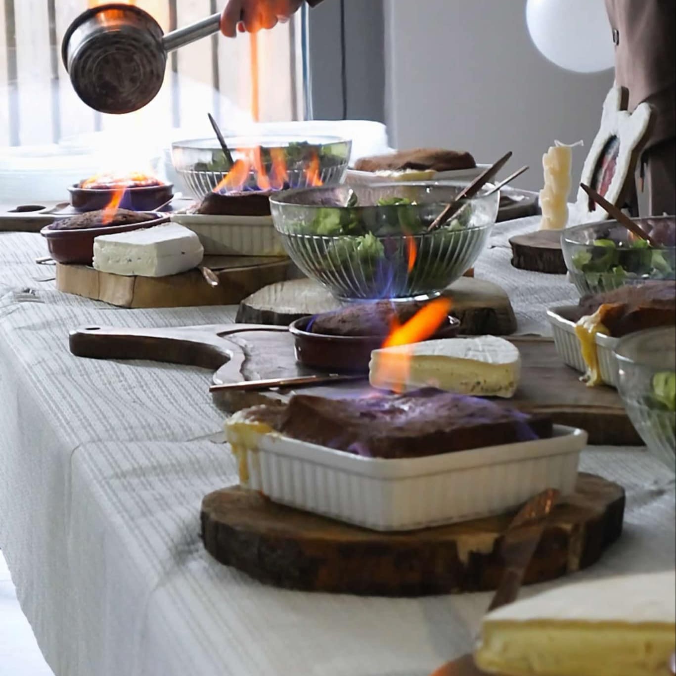 Table dressée avec vaisselle de prestige L'Éternel Events