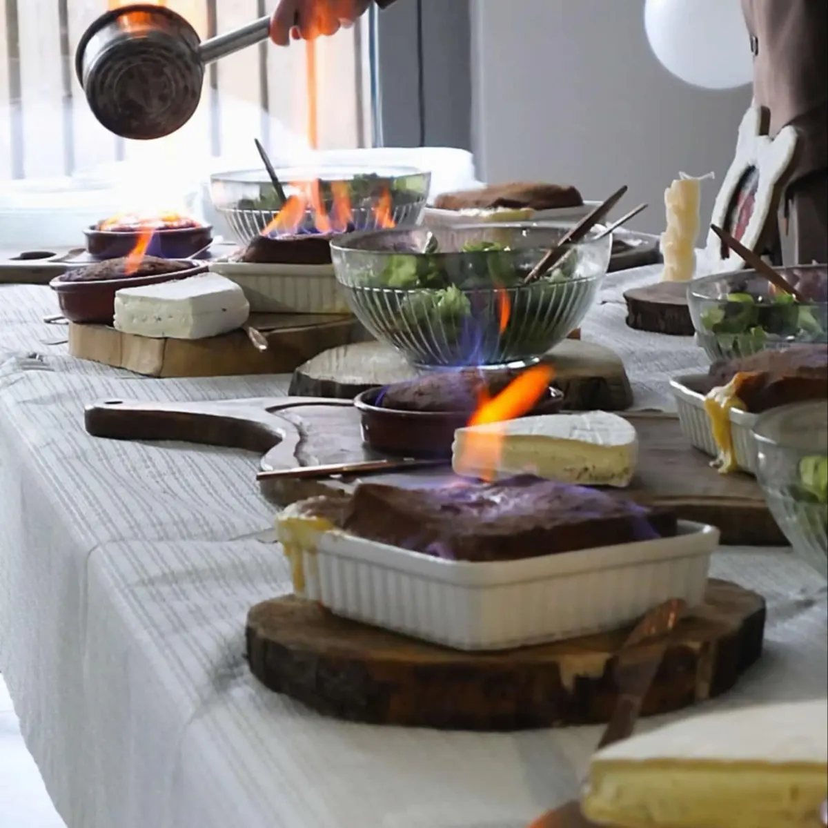 Table dressée avec vaisselle de prestige L'Éternel Events