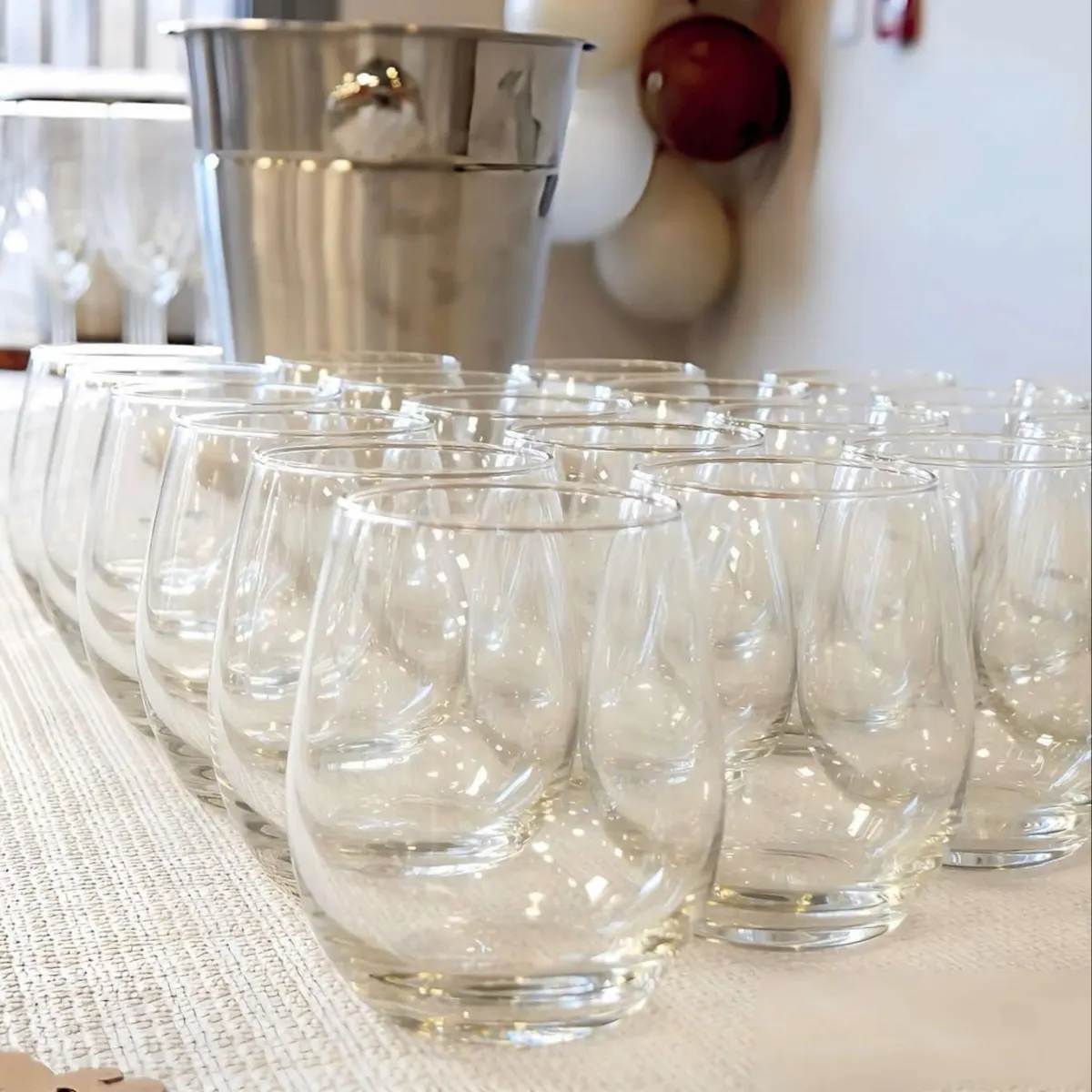 Verres de prestige alignés pour réception L'Éternel Events